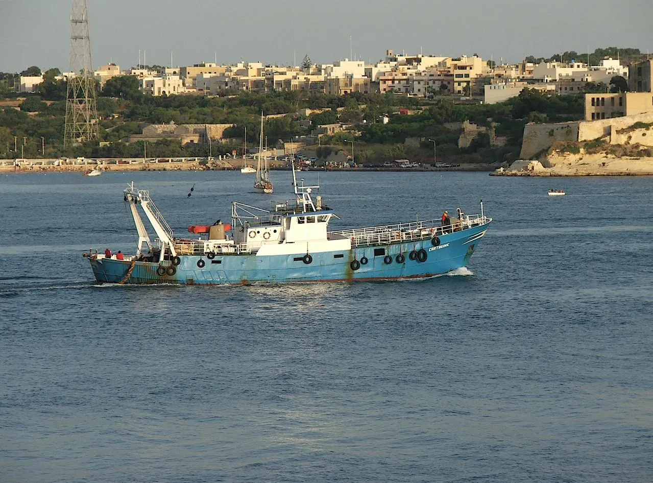 Fishing trawler (3730089942).jpg