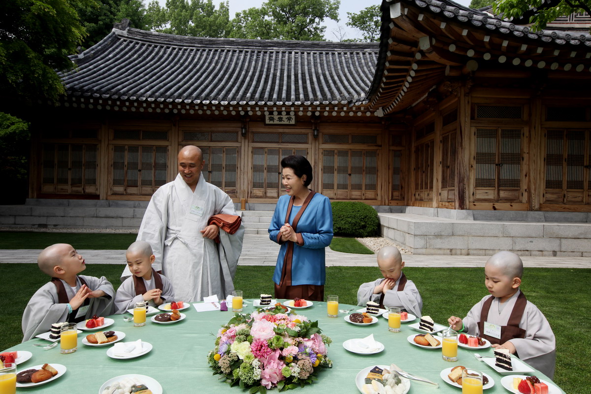 KOCIS Boy monks visiting Cheong Wa Dae (4634798578).jpg